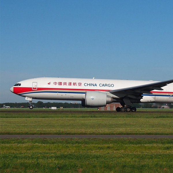 What are the advantages of international logistics?